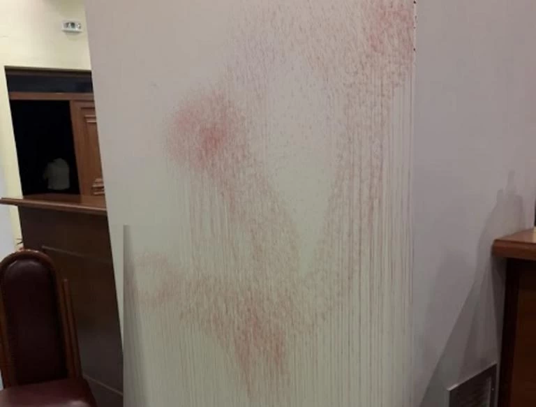 Απίστευτο περιστατικό! Πρώην δήμαρχος ράντισε με το αίμα του τον τοίχο στο δημοτικό συμβούλιο – Εικόνα